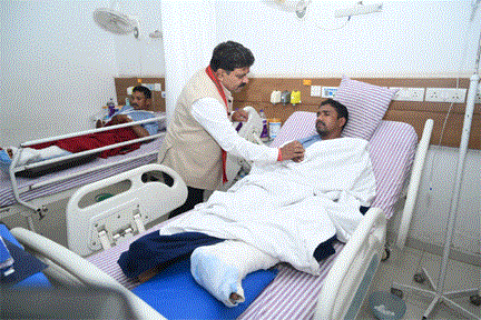 उपमुख्यमंत्री विजय शर्मा ने आईईडी ब्लास्ट में घायल जवानों से अस्पताल में की मुलाकात