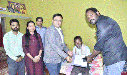 संवेदनशील सुशासन की मिसाल: समारोह में नहीं आ सके सेवानिवृत्त कर्मी, तो प्रशासन स्वयं पहुंचा उनके द्वार