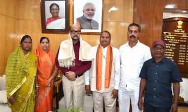 राज्यपाल रमेन डेका से राष्ट्रपति पुरस्कार प्राप्त ढोकरा शिल्प कलाकारों ने की सौजन्य भेंट