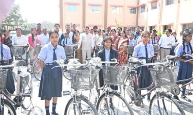 उद्योग मंत्री लखन लाल देवांगन ने छात्राओं को बांटी साइकिल, बोले: खूब पढ़े-खूब बढ़े