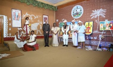 जनजातीय परंपराओं और संस्कृति पर आधारित भव्य प्रदर्शनी का राष्ट्रपति द्रौपदी मुर्मु ने किया अवलोकन