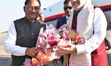 तीन दिवसीय छत्तीसगढ़ दौरे पर पहुंचे केंद्रीय गृह एवं सहकारिता मंत्री अमित शाह : मुख्यमंत्री विष्णुदेव साय ने स्वामी विवेकानंद विमानतल पर किया आत्मीय स्वागत