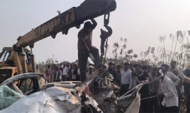 ट्रक और कार की जोरदार भिड़ंत, CRPF के 3 जवानों सहित 4 की मौत