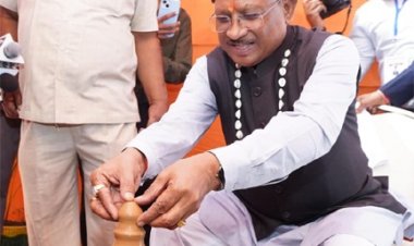 मुख्यमंत्री साय ने कुम्हार के चाक पर गढ़ा दीया, पारंपरिक शिल्पकारों से किया आत्मीय संवाद: सरगुजा विकास प्राधिकरण की बैठक के दौरान प्रदर्शनी में दिखा माटी से जुड़ाव