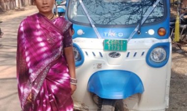 ई-रिक्शा की हेंडिल थामकर चला रही है जीवन की गाड़ी