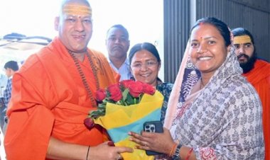 लक्ष्मी राजवाड़े ने निरंजनी पीठाधीश्वर स्वामी कैलाशानंद गिरी जी महाराज से लिया आशीर्वाद