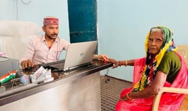 डिजिटल सुविधा केंद्र में 86 वर्षीय भक्तिन राय को अंगूठे के निशान पर मिल रही सुविधाएं