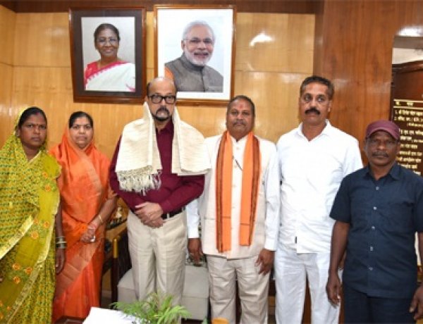 राज्यपाल रमेन डेका से राष्ट्रपति पुरस्कार प्राप्त ढोकरा शिल्प कलाकारों ने की सौजन्य भेंट