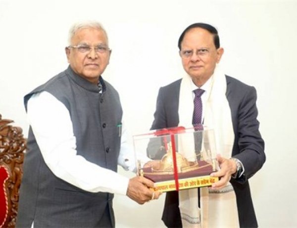 राज्यपाल मंगुभाई पटेल से प्रधानमंत्री के प्रमुख सचिव डॉ. पी.के. मिश्रा की सौजन्य भेंट