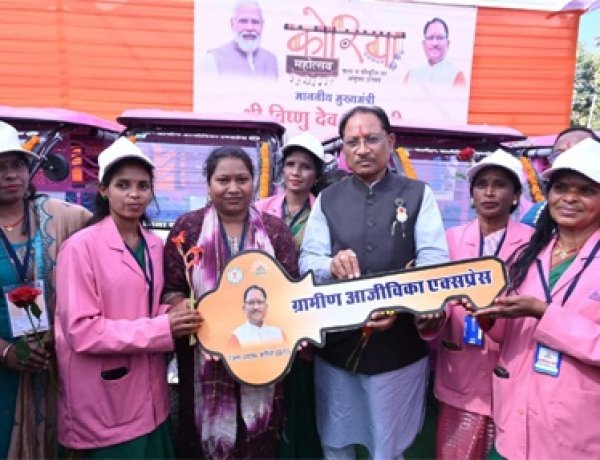 ई-रिक्शा से बच्चों को विद्यालय पहुंचाकर स्वावलंबन की मिसाल बनीं गीता दीदी