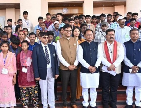 नए विश्वास के साथ आगे बढ़ रहे पुनर्वासित युवा: विधानसभा में समझी जनतांत्रिक प्रणाली