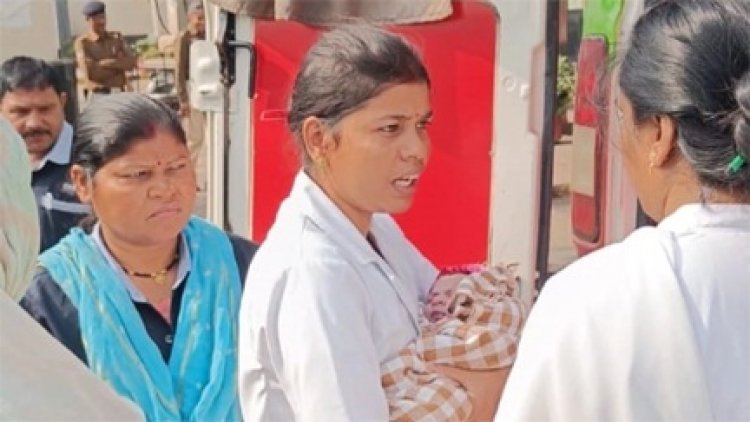 चलती ट्रेन में महिला ने दिया बच्ची को जन्म