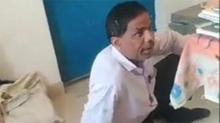 नशे में स्कूल पहुंचा हेडमास्टर, कक्षा में खुद पढ़ते रहे बच्चे