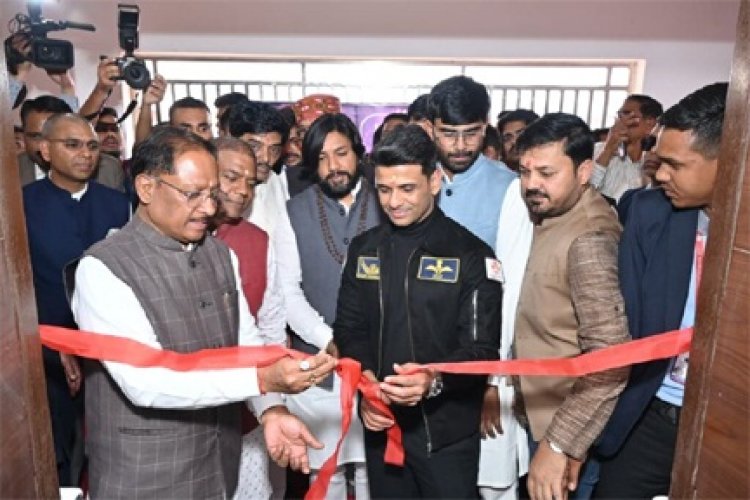 मुख्यमंत्री साय और ग्रुप कैप्टन शुभांशु शुक्ला ने जिला प्रशासन के प्रोजेक्ट अंतरिक्ष संगवारी के तहत अंतरिक्ष केन्द्र का शुभारंभ किया