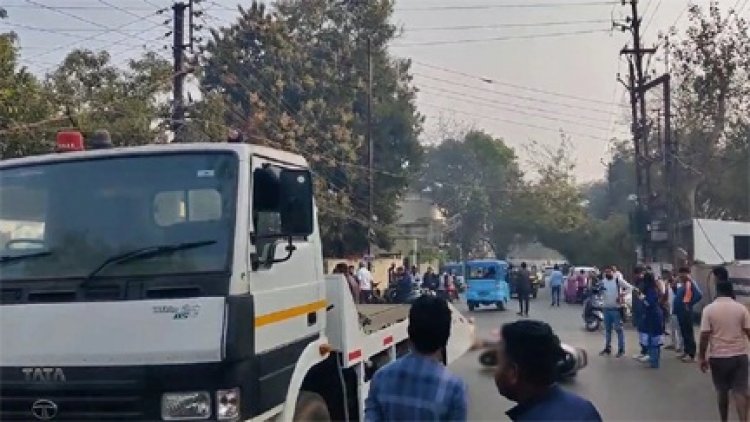 रायपुर सड़क हादसा: टो-गाड़ी की चपेट में आए स्कूल जा रहे भाई-बहन, एक की दर्दनाक मौत