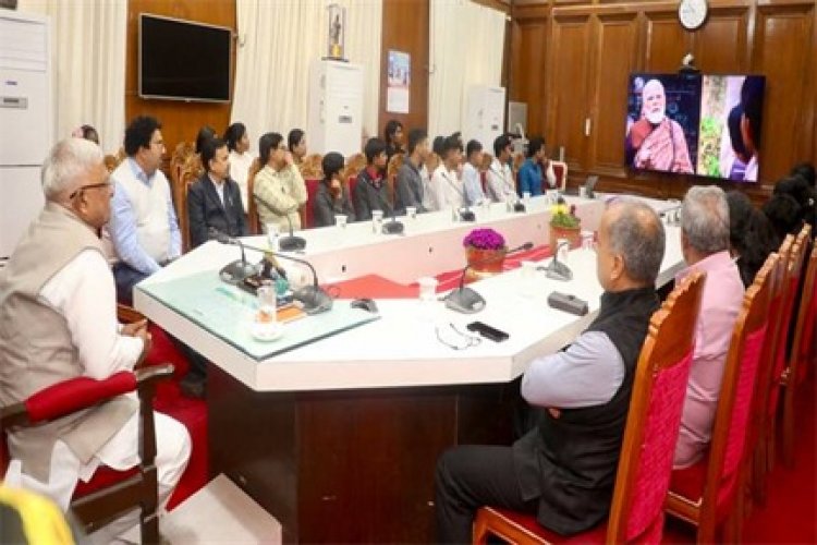 राज्यपाल पटेल बच्चों के साथ “परीक्षा पे चर्चा” कार्यक्रम में हुए शामिल