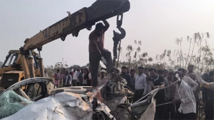 ट्रक और कार की जोरदार भिड़ंत, CRPF के 3 जवानों सहित 4 की मौत