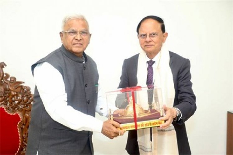 राज्यपाल मंगुभाई पटेल से प्रधानमंत्री के प्रमुख सचिव डॉ. पी.के. मिश्रा की सौजन्य भेंट