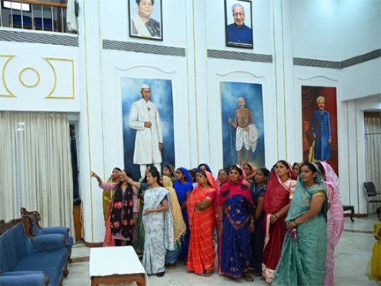 राज्यपाल के गोद ग्राम टेमरी के ग्रामीणों ने किया लोकभवन का भ्रमण