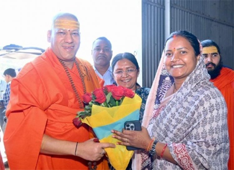 लक्ष्मी राजवाड़े ने निरंजनी पीठाधीश्वर स्वामी कैलाशानंद गिरी जी महाराज से लिया आशीर्वाद