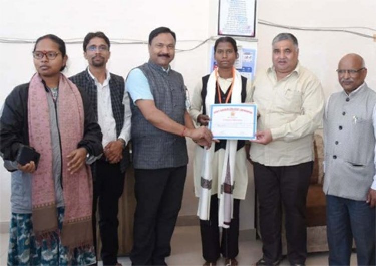 पर्यटन मंत्री राजेश अग्रवाल ने हैमर थ्रो में राज्य स्तर पर तृतीय स्थान प्राप्त करने वाली छात्रा सुधा सिंह को किया सम्मानित