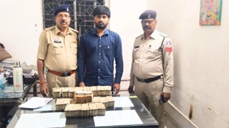 रायपुर में चेंकिंग के दौरान एक्टिवा सवार के पास थैले में मिला 75 लाख कैश, आयकर विभाग कर रहा जांच