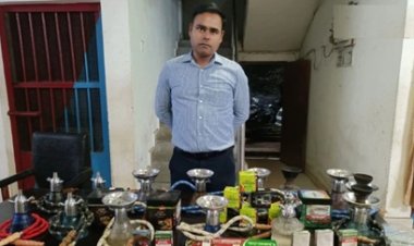 छत पर हुक्का बार, पुलिस आते ही फ्रीज में छिपाए चिलम-तंबाकू