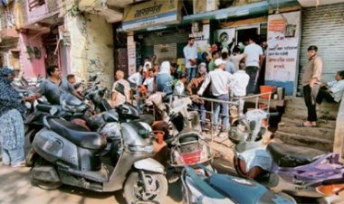 CG में गैस एजेंसियों पर उमड़ी भीड़, कमर्शियल सिलिंडर की कमी से बढ़ी उज्ज्वला की मांग