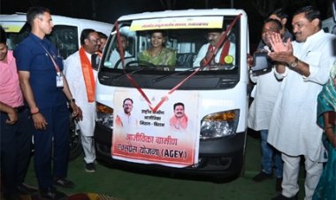 कबीरधाम में ‘दीदियों’ ने संभाली स्टीयरिंग, उपमुख्यमंत्री शर्मा बने पैसेंजर