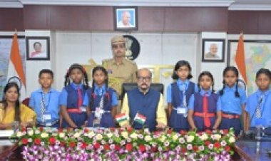 राज्यपाल डेका से धमतरी के सुदूर वनांचल क्षेत्र के प्रतिभाशाली बच्चों ने की आत्मीय मुलाकात