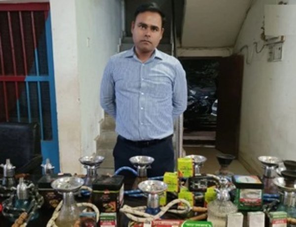 छत पर हुक्का बार, पुलिस आते ही फ्रीज में छिपाए चिलम-तंबाकू