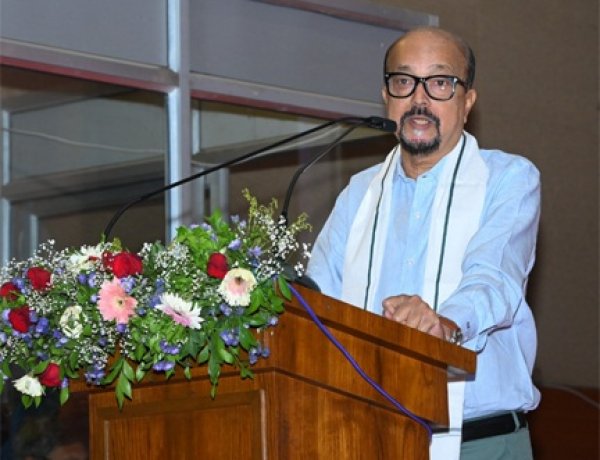 अपनी भावनाओं, दुख और खुशी को व्यक्त करने का सबसे सरल और सशक्त माध्यम हमारी मातृभाषा होती है- डेका