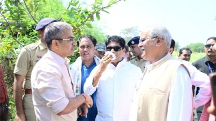 दुर्ग के समोदा गांव में अवैध अफीम खेती का खुलासा,पूर्व मुख्यमंत्री भूपेश बघेल ने खेत का निरीक्षण किया