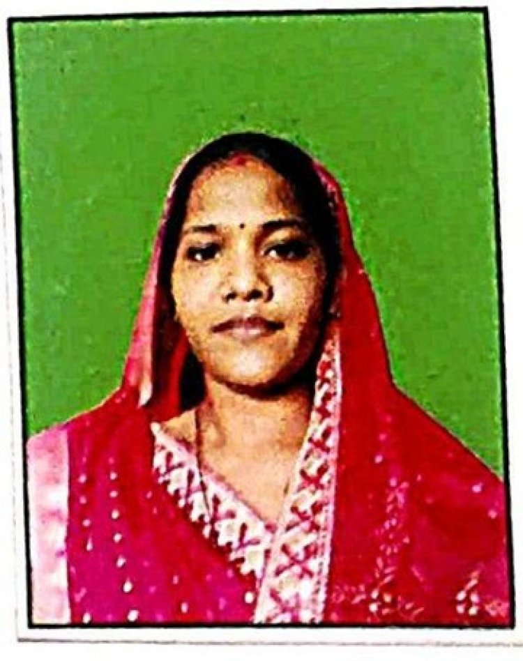 महतारी वंदन योजना की राशि से गीता मरावी ने खरीदी सिलाई मशीन