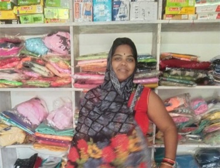 संघर्ष से सम्मान तक : कपड़ा दुकान ने बदली गायत्री गुप्ता की दुनिया