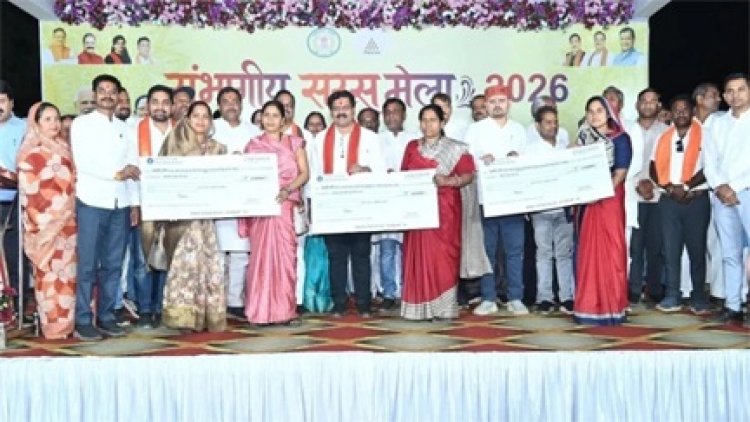 अब सड़कों पर दौड़ेंगी 'लखपति दीदी', विजय शर्मा ने महिला समूहों को दिए वाहन