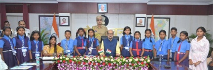 राज्यपाल डेका से धमतरी के सुदूर वनांचल क्षेत्र के प्रतिभाशाली बच्चों ने की आत्मीय मुलाकात