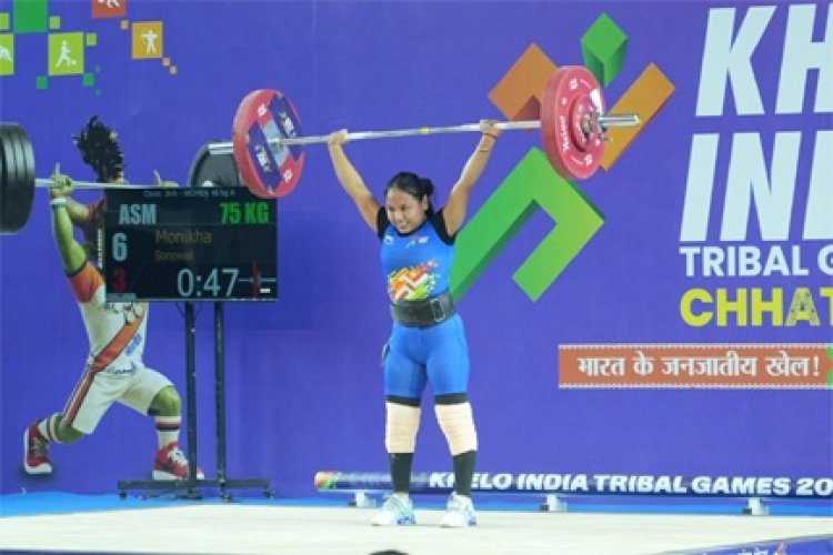 राजमिस्त्री की बेटी मोनिखा सोनोवाल ने दर्द और आत्म-संदेह को हराकर जीता केआईटीजी वेटलिफ्टिंग गोल्ड