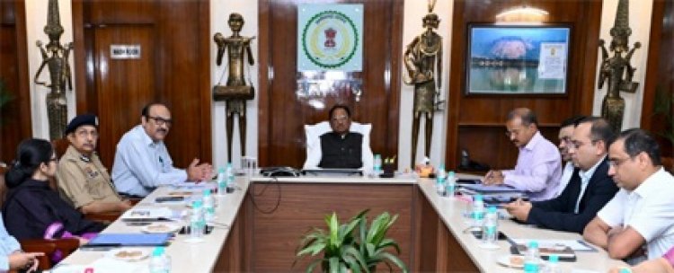 मुख्यमंत्री विष्णु देव साय कमिश्नर, आईजी और जिला कलेक्टरों के साथ वीडियो कॉन्फ्रेंसिंग के माध्यम से कर रहे हैं बड़ी बैठक