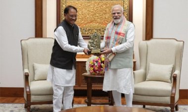 बस्तर 2.0 की शुरुआत : मुख्यमंत्री साय ने पीएम मोदी को दिया आमंत्रण, विकास का ब्लूप्रिंट सौंपा