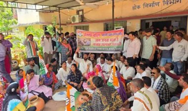 जल संकट के खिलाफ कांग्रेस का अनोखा प्रदर्शन
