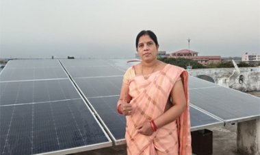 सोलर पैनल अपनाकर देवश्री साहू बनीं आत्मनिर्भर, बिजली बिल से मिली पूर्ण मुक्ति