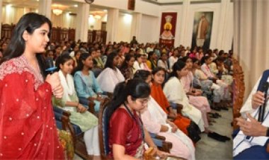 राज्यपाल डेका ने महाविद्यालय की छात्राओं से हुए रूबरू