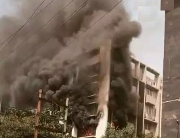 “आग का तांडव: रायपुर के अपार्टमेंट में लगी भीषण आग”