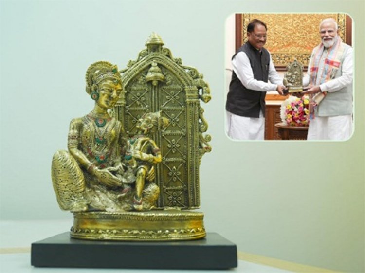प्रभु श्रीराम के आदर्शों से प्रेरित छत्तीसगढ़ : मुख्यमंत्री साय ने प्रधानमंत्री नरेंद्र मोदी को बेल मेटल निर्मित ‘माता कौशल्या के राम’ कलाकृति की भेंट