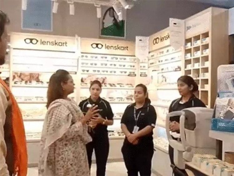 रायपुर: लेंसकार्ट शोरूम में कर्मचारियों को लगाया तिलक