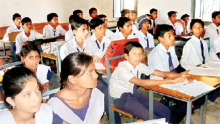 आधार अनिवार्य होने पर सरकारी स्कूलों से 10 लाख विद्यार्थी गायब
