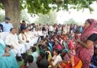’तेंदूपत्ता संग्राहकों के बीच पहुंचे मुख्यमंत्री, महुआ पेड़ के नीचे लगाई चौपाल’