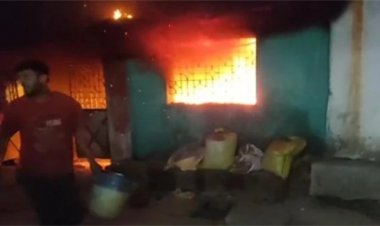 आंगन में खड़ी आटो और बाइक शार्ट सर्किट से जली