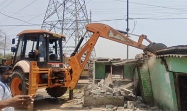 दुष्कर्म के आरोपी के अवैध मकान पर चला बुलडोजर